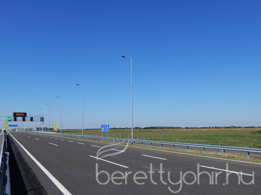 Átadták az M4-es autópálya Ártándig tartó szakaszát01